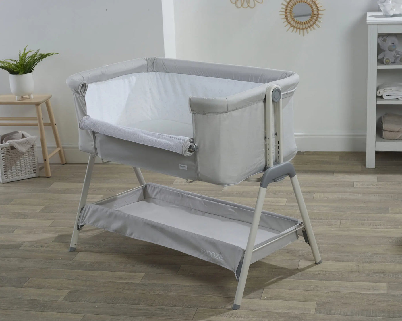 Classic Snoozie Bedside Crib -Antarctica Grey/ Storm Grey add Two Pack Of Fitted Sheets